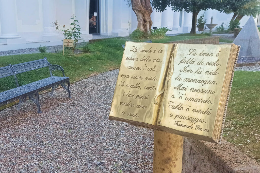 Citazione di Pessoa nel giardino del Tempio