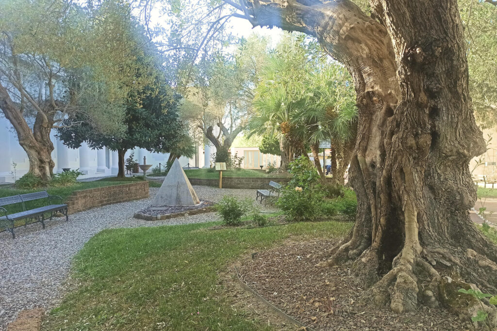 Giardino esterno del Tempio Cinetrario Socrem Livorno